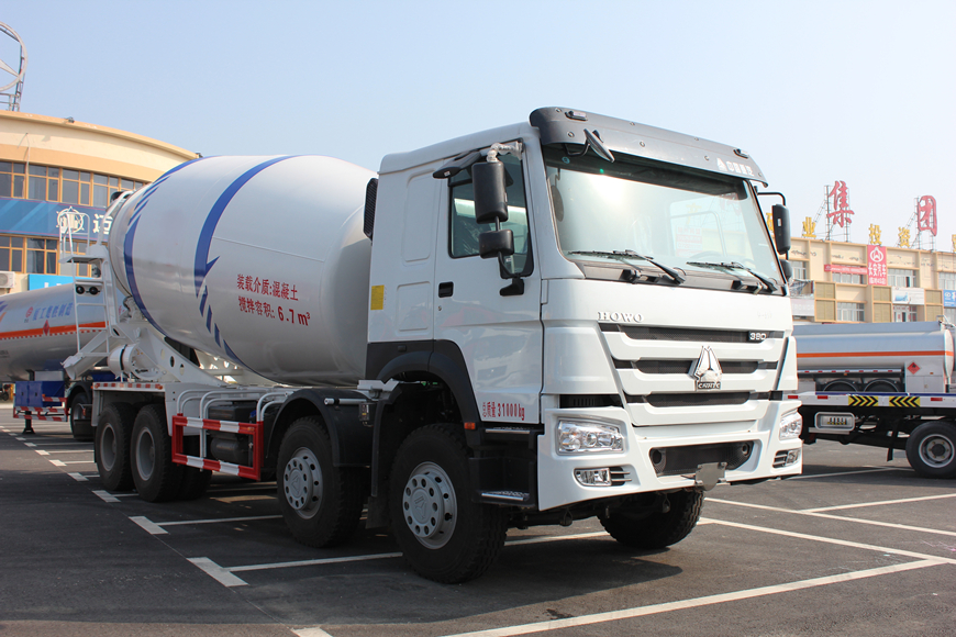 重汽豪沃16方水泥攪拌車(chē)