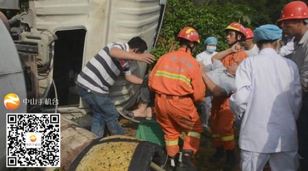 翻車！翻車！三鄉一大號攪拌車滾下山坡，司機...