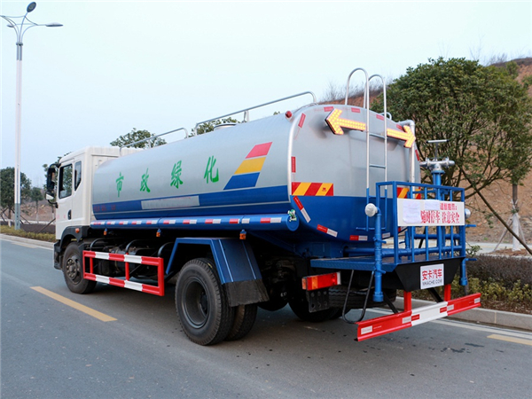 程力灑水車(chē)尾部見(jiàn)箭頭燈